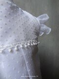 Détail robe en plumetis & broderie
